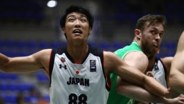 马卡：埃里克疑似鼻骨骨折，已被立即送往医疗中心进行检查（马卡报道：埃里克疑遭鼻骨骨折，已紧急送医检查）