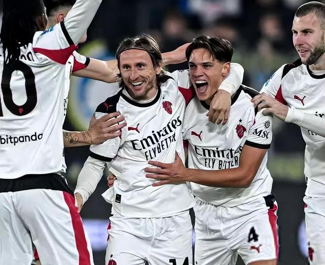 上光荣榜，大连英博一线队主教练李国旭获得辽宁五一劳动奖章（大连英博一线队主帅李国旭荣获辽宁五一劳动奖章，荣登光荣榜）