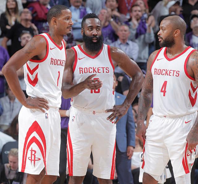 萨勒马克尔斯比赛里与裁判对峙，还被裁判踢了一脚（萨勒马克尔斯赛中与裁判争执，遭裁判一脚踢中）