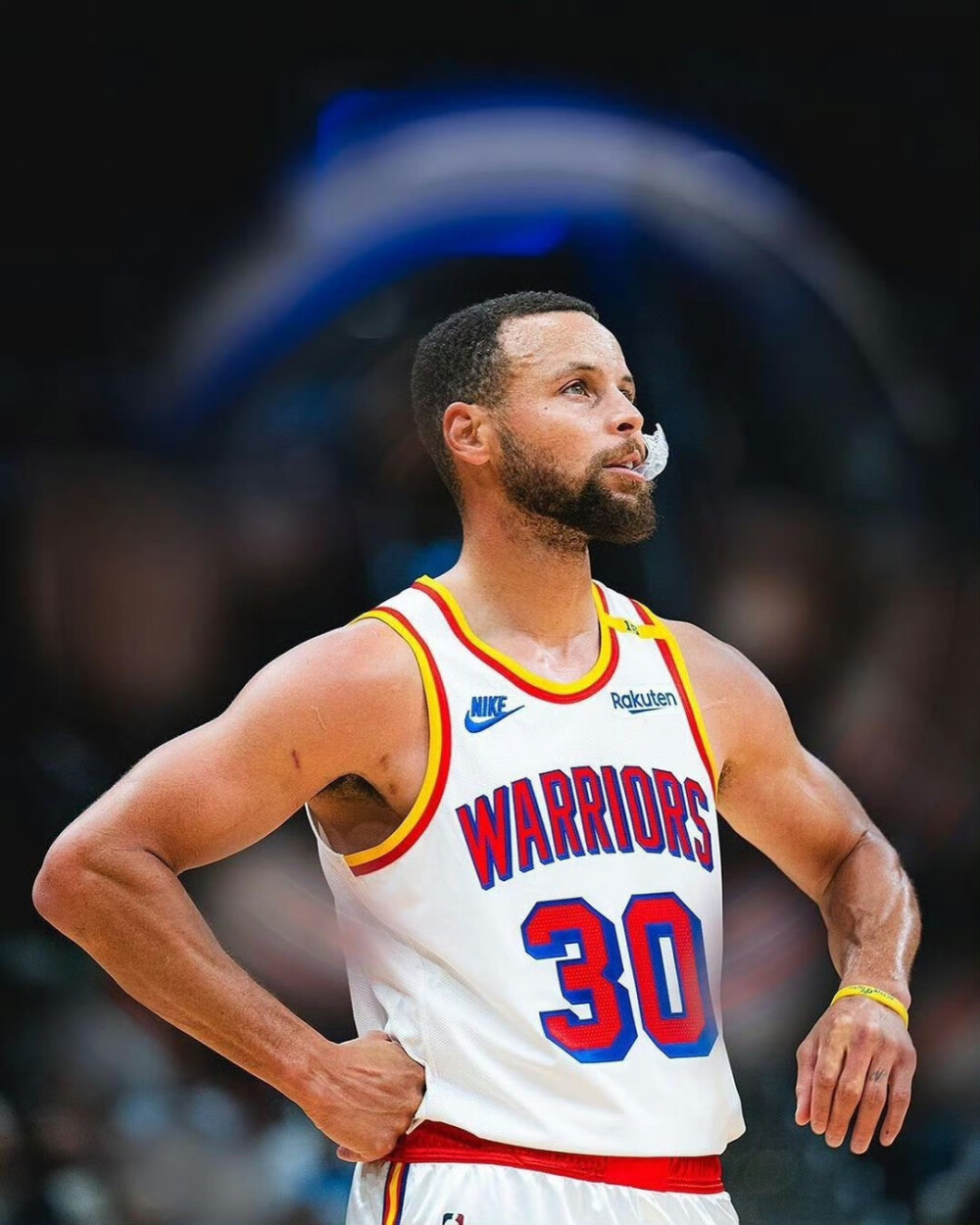 冠军捧杯时刻！这张合影里，有国乒三连冠的荣光，更有竞技体育的热血与温情！（捧杯瞬间定格！这一合影凝聚国乒三连冠的荣耀，也写满竞技体育的热血与温情）