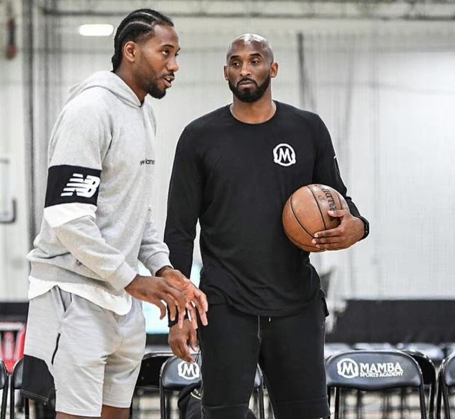 主持人爆料：麦金在圣米伦时，曾被队友扔出的训练杆刺伤大腿（主持人透露：麦金效力圣米伦期间曾被队友掷出的训练杆扎伤大腿）