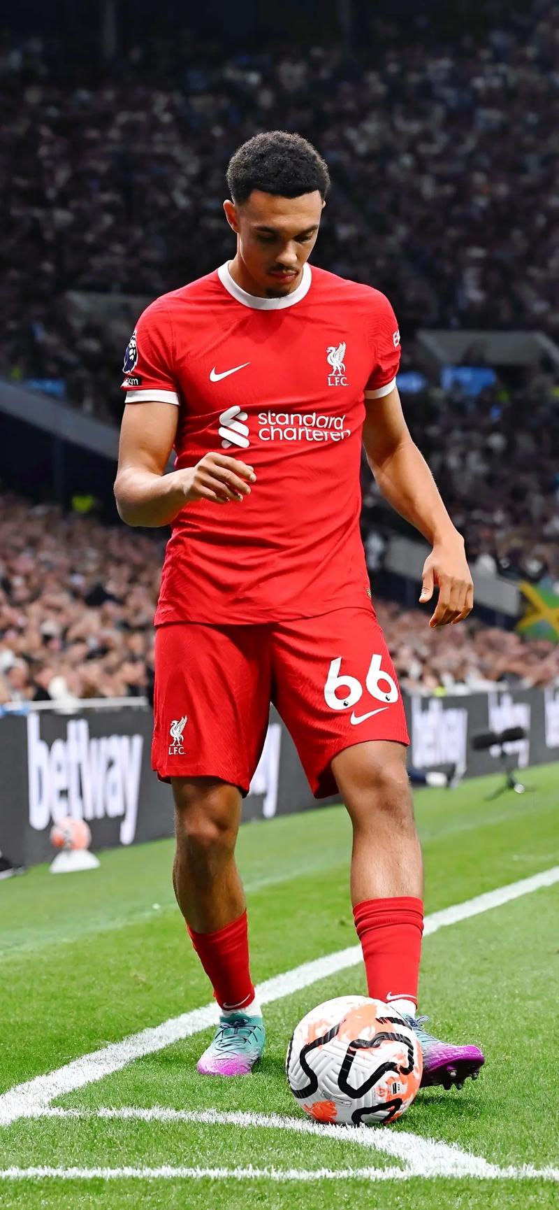 铁树开花，拜仁后卫约纳坦-塔斩获欧冠生涯首球（欧冠处子球到手，拜仁后卫约纳坦-塔终于破荒）