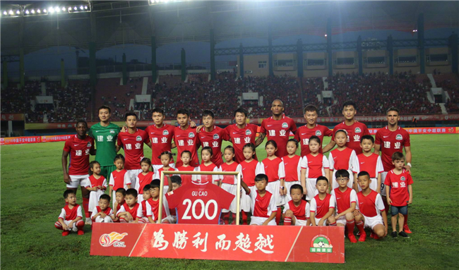 U22国家队走进成都实验小学西区分校，黄博文、于大宝等人与师生互动（U22国家队走访成都实验小学西区分校，黄博文、于大宝等人与师生开展互动交流）