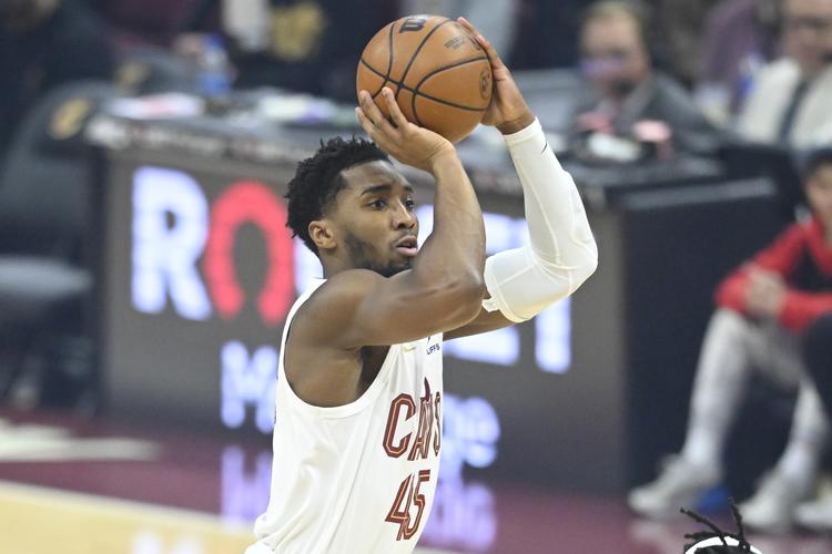 翻修球场，“连滚带爬”为的是“从从容容”（翻修球场，今日的“连滚带爬”只为明日的“从容不迫”）