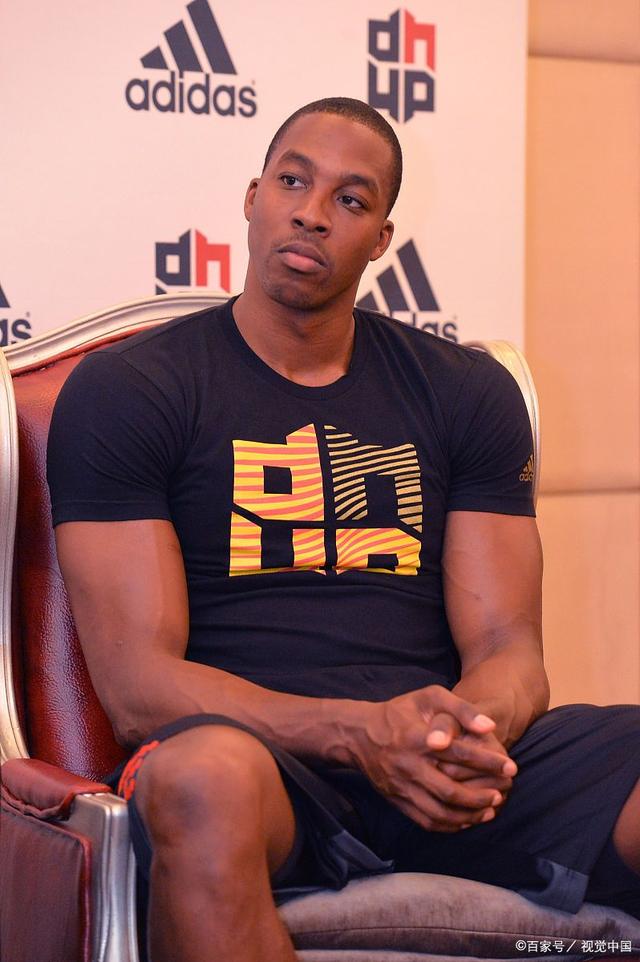 每体：一名巴萨球迷因点燃焰火导致公交车起火被逮捕（每体：巴萨球迷燃放焰火致公交起火，已被警方拘捕）