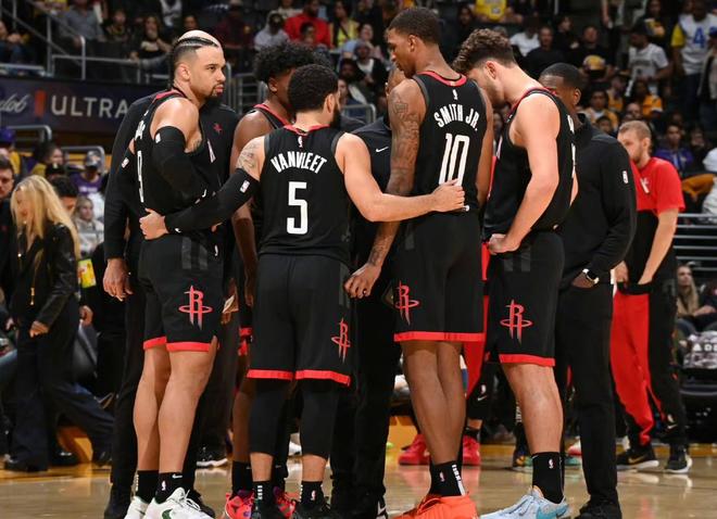 王楚钦说搭档孙颖莎做得非常出色（王楚钦赞扬搭档孙颖莎表现出色）